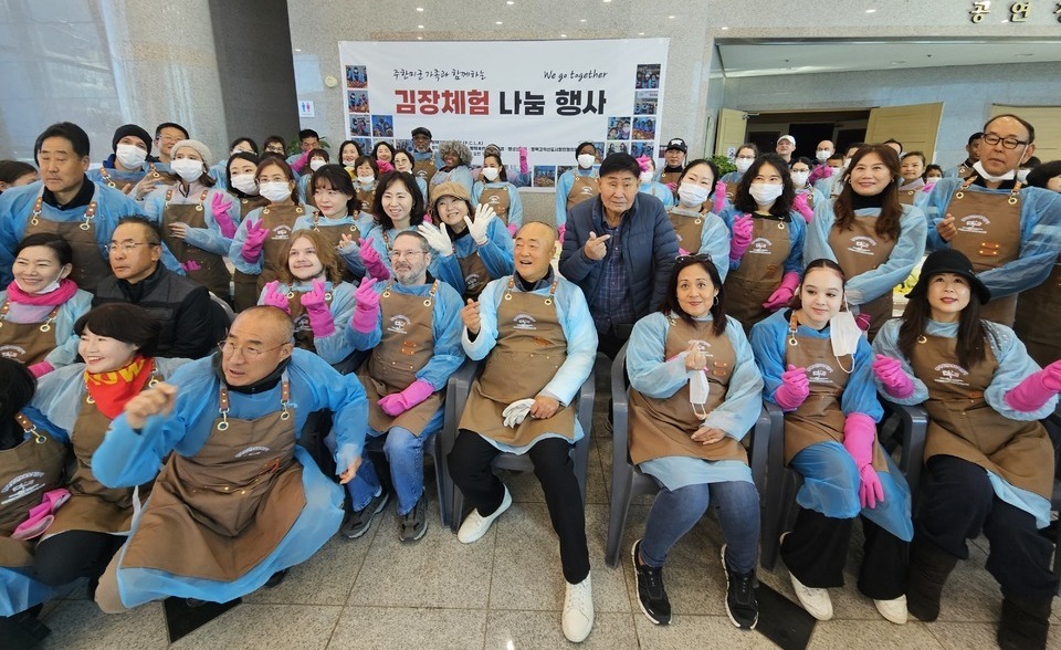 ▲ 팽성 국제교류재단에서 열린 김장 체험 나눔봉사에 참가한 캠프 험프리스 다니엘 햄콕 부사령관과 소속 미군과 가족, 평택 목련로타리 클럽, 고덕신도시 발전협의회 회원들이 기념촬영을 하고 있다. /오원석 기자 wonsheok5@incheonilbo.com