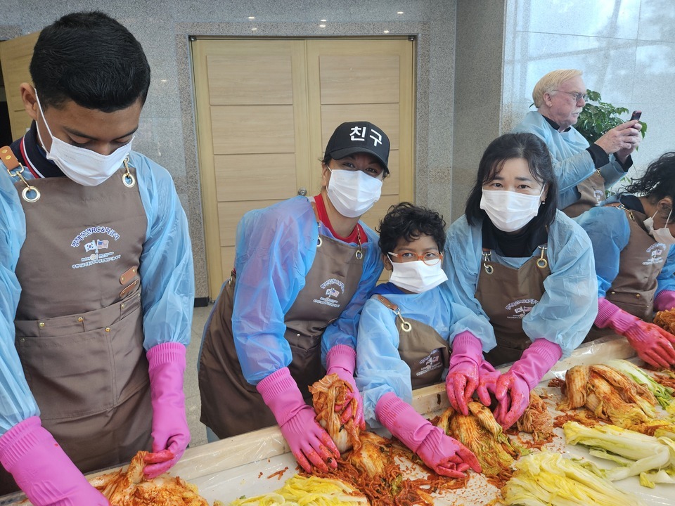 ▲ 미군가족과 함께 김장김치를 만들고 있는 모습. /오원석 기자 wonsheok5@incheonilbo.com