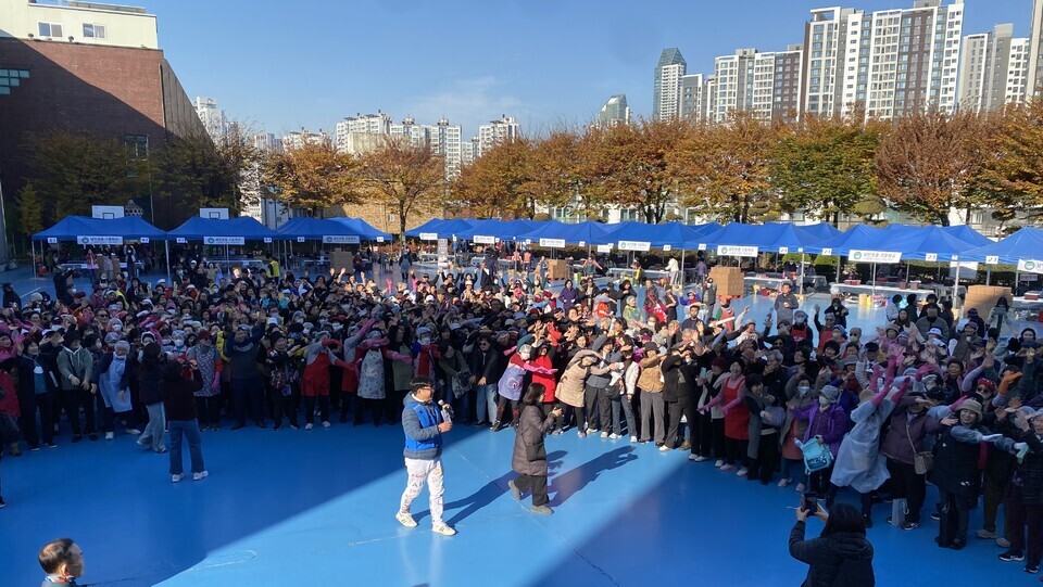 ▲ 지난 15일 남인천중·고등학교 운동장에서 열린 ‘2025년 행복 나눔 김장 한마당’에 참여한 학생, 자원봉사자, 주민 등이 본격적인 행사에 앞서 단체 체조를 하고 있다. /사진제공=미래행복재단
