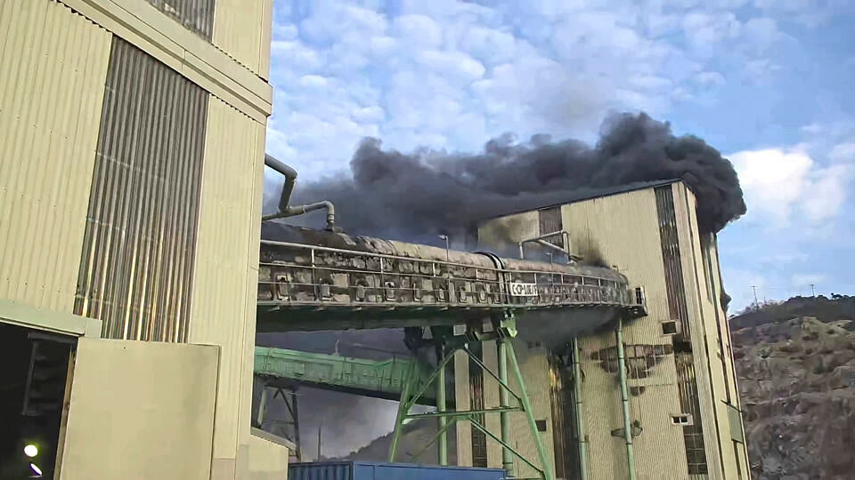 ▲ 16일 오전 7시59분쯤 인천 옹진군 영흥화력발전소에서 불이 난 모습./사진제공=인천소방본부