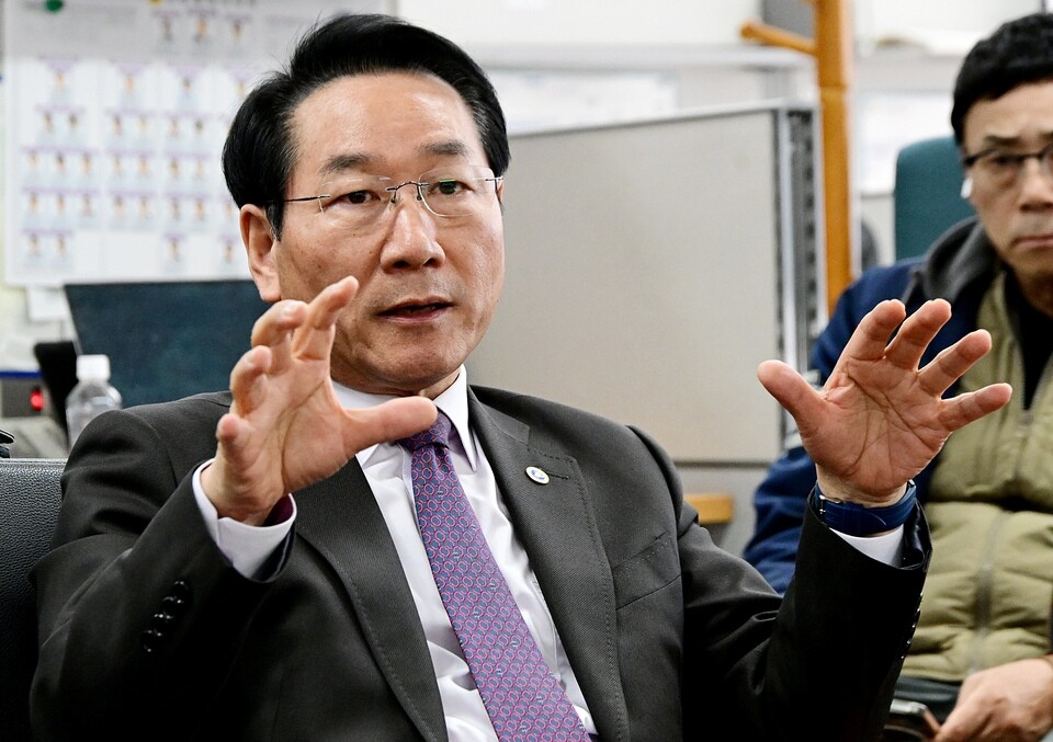 ▲ 유정복 인천시장이 지난 13일 시청에서 기자 간담회를 갖고 수도권 생활폐기물 직매립 금지 제도 시행에 대한 입장을 밝히고 있다. /사진제공=인천시