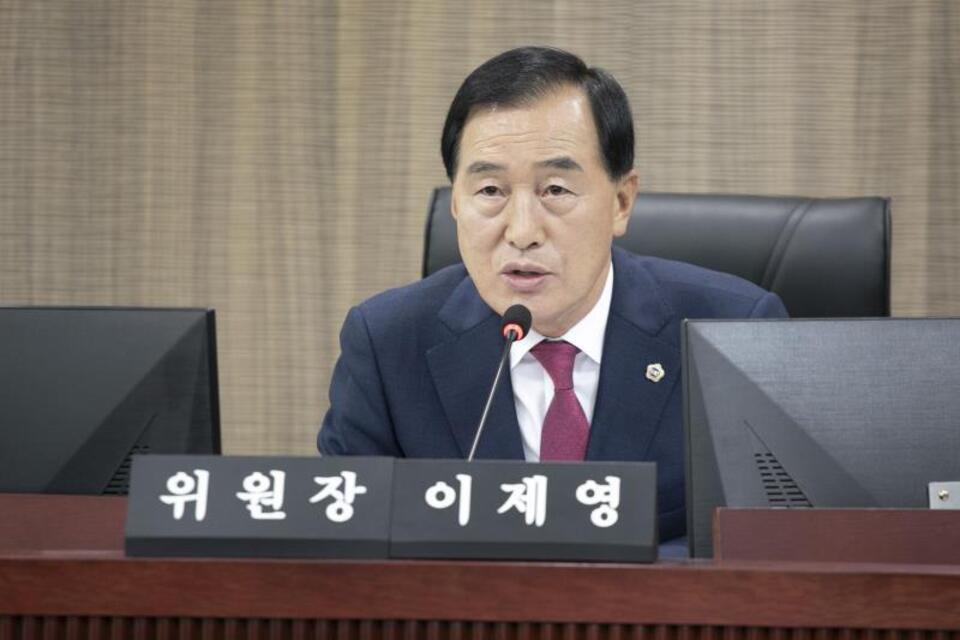 ▲ 이제영 도의회 미래과학협력위원회 위원장이 집행부를 상대로 질의를 하는 모습. /사진제공=경기도의회