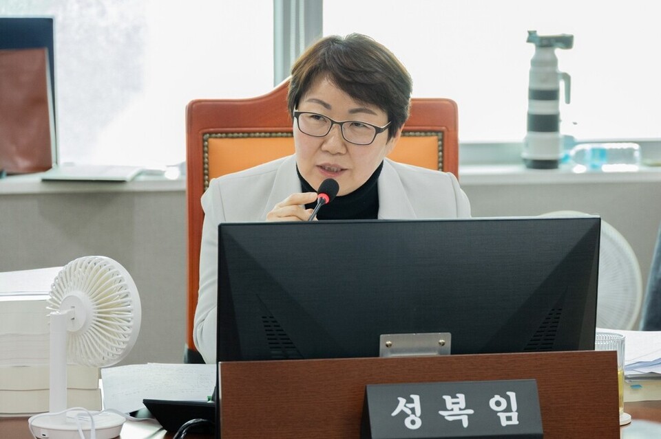 ▲ 성복임 도의원이 교통국 행정사무감사에서 질의 중이다. /사진제공=경기도의회