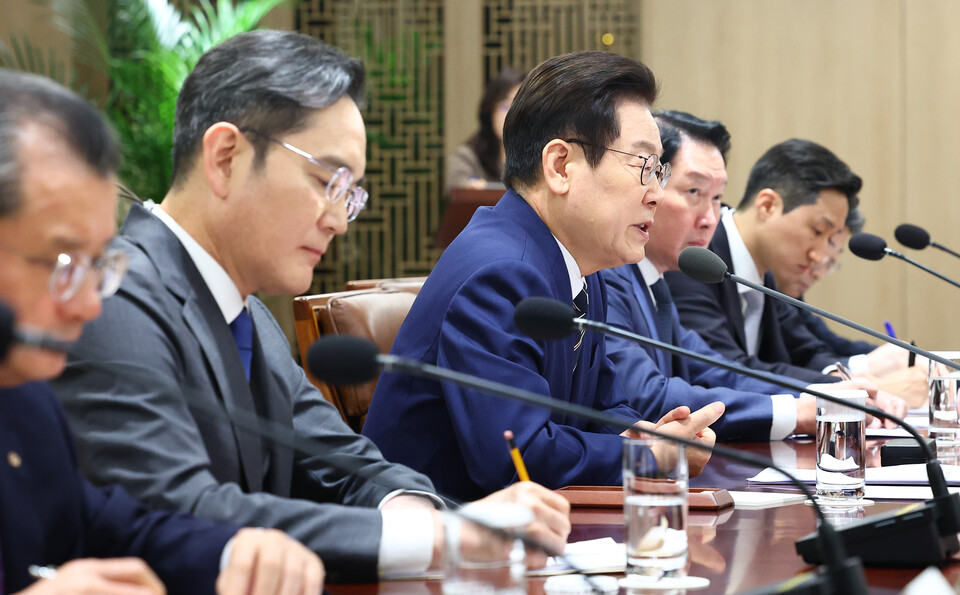 ▲ 이재명 대통령이 16일 용산 대통령실에서 열린 한미 관세협상 후속 민관 합동회의에서 발언하고 있다.왼쪽부터 여승주 한화그룹 부회장, 이재용 삼성전자 회장, 이재명 대통령, 최태원 SK그룹 회장, 정기선 HD현대 회장, 하준경 경제성장수석. /연합뉴스