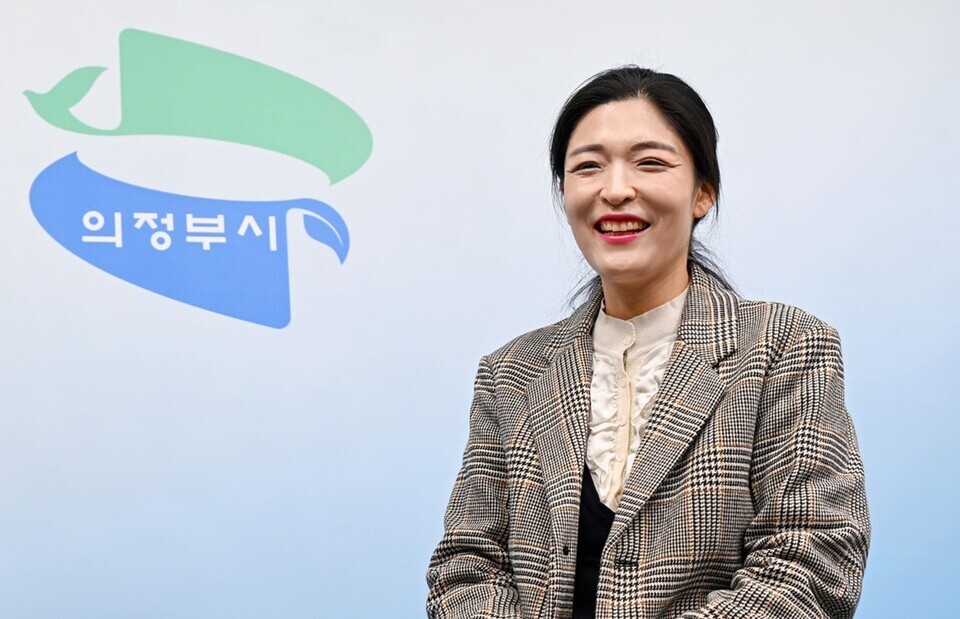 ▲ 의정부시 유튜브 영상 ‘의정부인’의 주인공 이유미 주무관이 인터뷰 중 환한 미소를 보이고 있다.