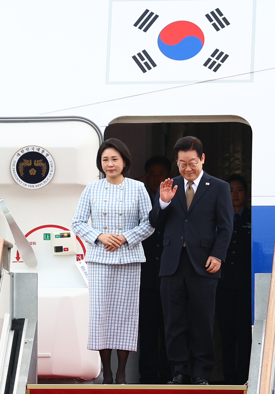 ▲ 주요 20개국(G20) 정상회의 참석을 계기로 UAE·이집트·튀르키예 등 4개국 순방에 나서는 이재명 대통령과 김혜경 여사가 17일 성남 서울공항에서 공군 1호기에 올라 인사하고 있다. /연합뉴스