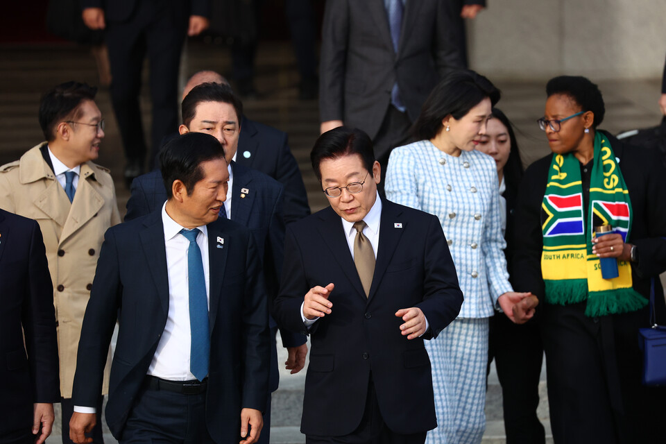 ▲ 주요 20개국(G20) 정상회의 참석을 계기로 UAE·이집트·튀르키예 등 4개국 순방에 나서는 이재명 대통령이 17일 성남 서울공항에서 공군 1호기로 이동하며 더불어민주당 정청래 대표와 대화하고 있다. /연합뉴스