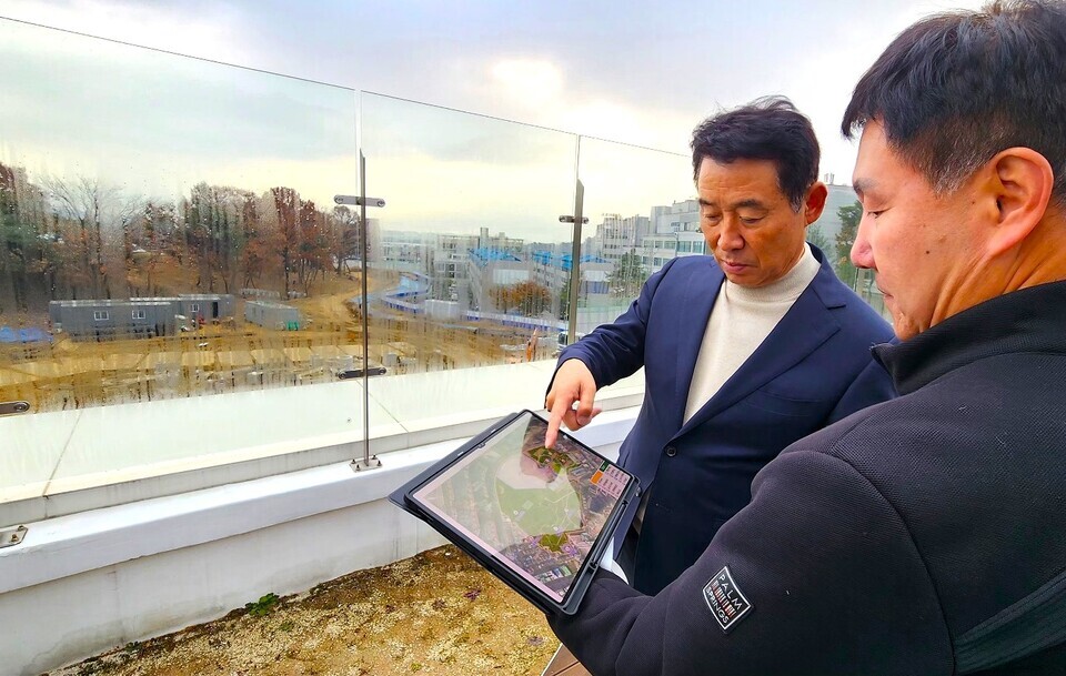 ▲ 백영현 포천시장이 지난 13일 포천교육문화복합공간 두런두런 조성 현장을 찾아 공사 진행 상황을 점검하고 있다.