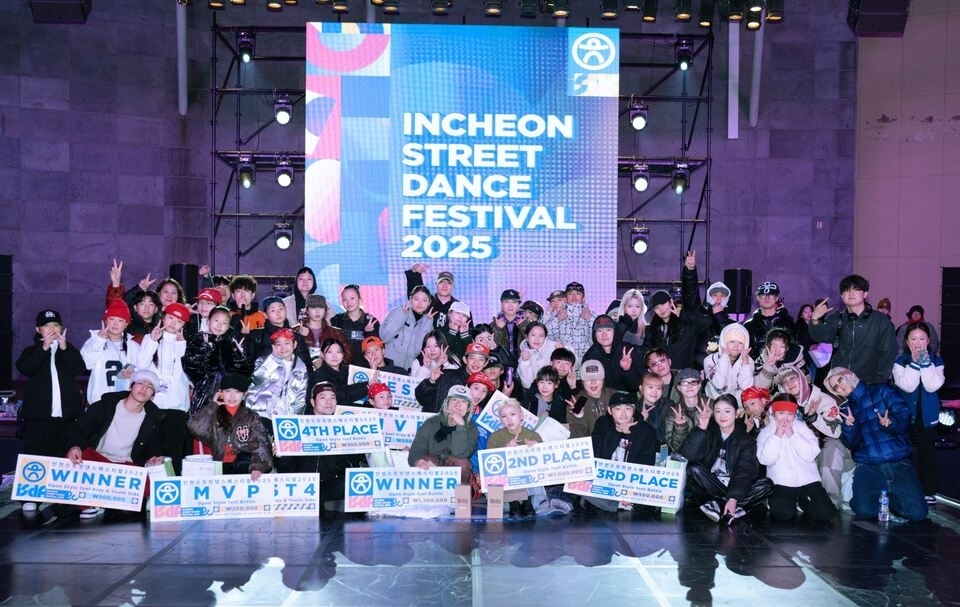 ▲ 지난 15일 인천 서구 청라호수공원 야외음악당에서 열린 ‘2025 인천 스트릿댄스 페스티벌(ISDF)’의 우승자들이 기념촬영을 하고 있다. /사진제공=㈔인천사랑운동시민협의회