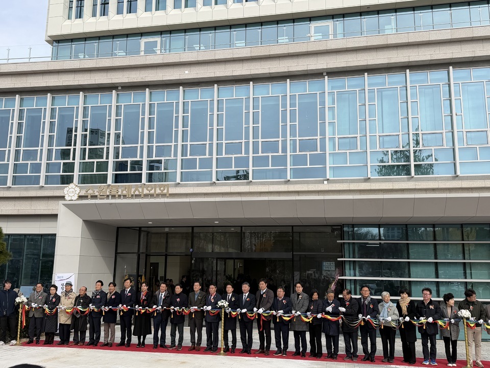 ▲수원특례시의회 청사에서 커팅식을 진행하고 있다. /최준희 기자 wsx3025@incheonilbo.com