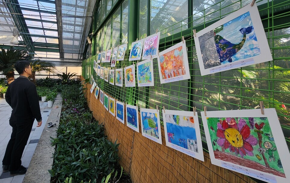 ▲ 최근 인천 서구 청라사업소 온실에서 한 방문객이 어린이 환경 그림을 관람하고 있다. /사진제공=인천환경공단