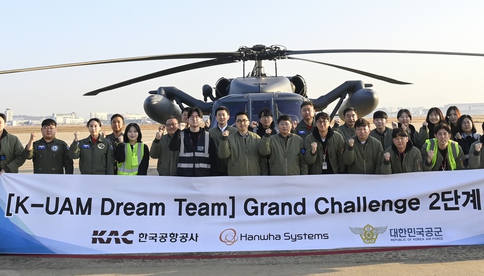 ▲ 한국공항공사 직원, 공군, 한화시스템 관계자들이 김포공항 계류장에서 진행된 공항 연계 UAM 실증(2단계 실증)을 마친 뒤 기념 촬영을 하고 있다. /사진제공=한국공항공사