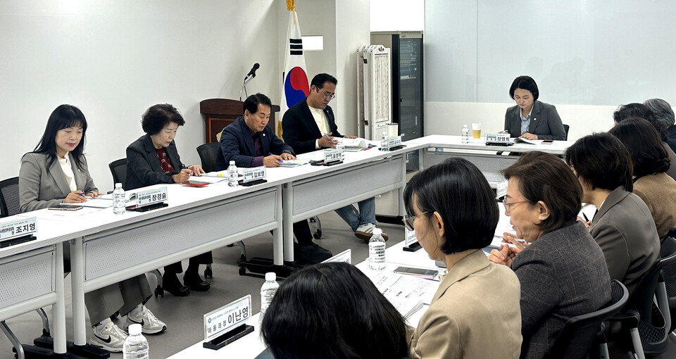 ▲ 안양시의회 보사환경위원회 위원들이 집행기관 관계자들과 현안 과제 등을 논의하고 있다./사진제공=안양시의회