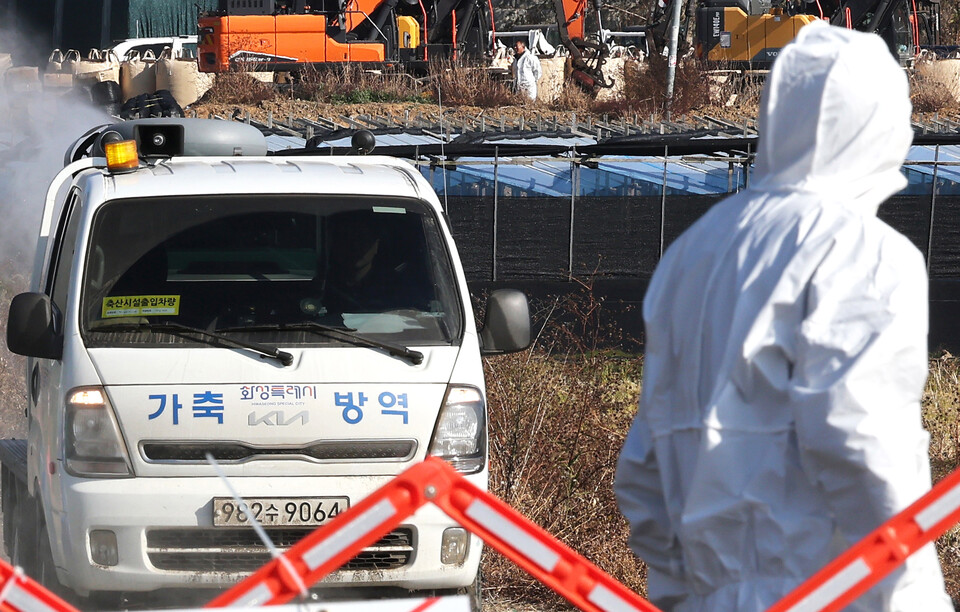 ▲ 지난 16일 고병원성 조류인플루엔자 항원이 확인된 화성시 한 산란계 농장 주변에서 방역차가 방역을 하고 있다. /연합뉴스