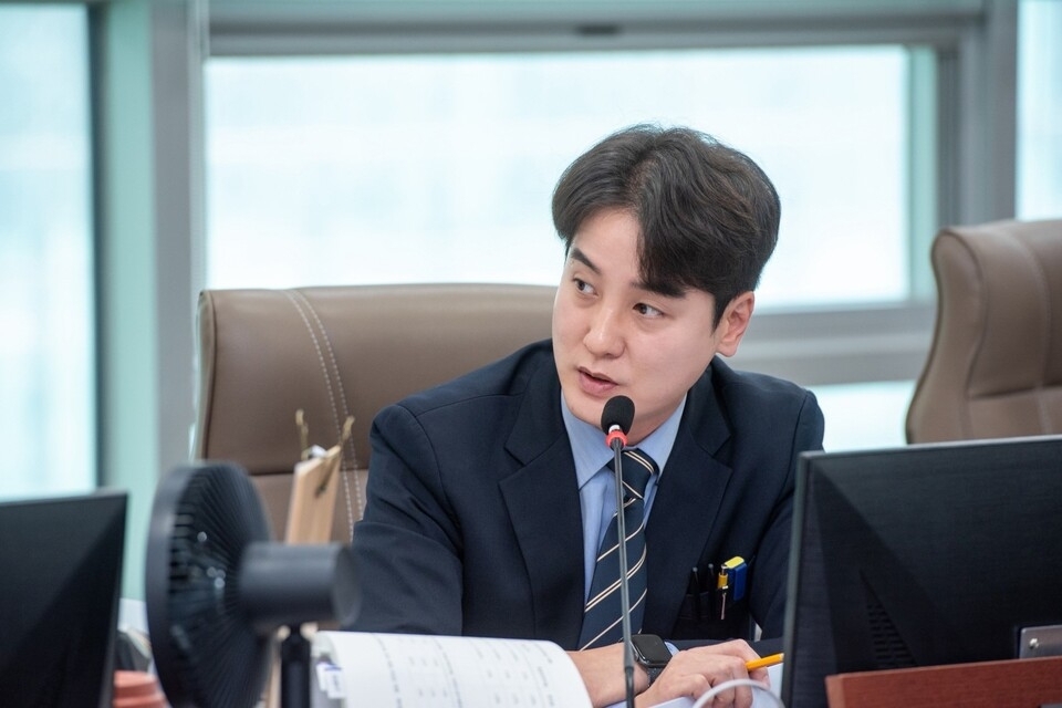 ▲김일중 경기도의원이 집행부를 상대로 질의를 하고 있다./사진제공=경기도의회