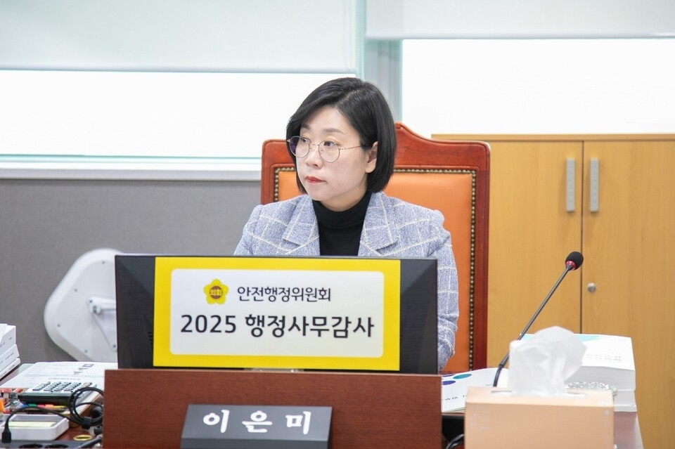 ▲ 이은미 경기도의원이 집행부를 상대로 질의를 하는 모습./사진제공=경기도의회