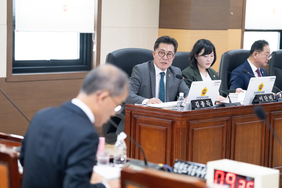 ▲인천시의회 건설교통위원회 김종득(더불어민주당·계양구2) 의원이 송도국제도시 R2 부지 개발 사업 지연에 대해 질타하고 있다. /사진제공=인천시의회