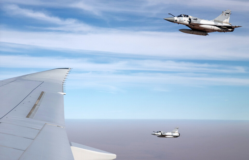 ▲ 아랍에미리트(UAE)를 국빈 방문하는 이재명 대통령과 김혜경 여사가 탑승한 공군 1호기가 17일(현지시간) UAE 상공에서 UAE 공군 전투기의 호위를 받고 있다. /연합뉴스