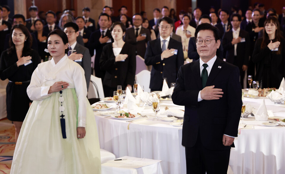 ▲ 아랍에미리트(UAE)를 국빈 방문 중인 이재명 대통령과 김혜경 여사가 17일(현지시간) 아부다비의 한 호텔에서 열린 동포만찬간담회에서 국기에 경례하고 있다. / 연합뉴스