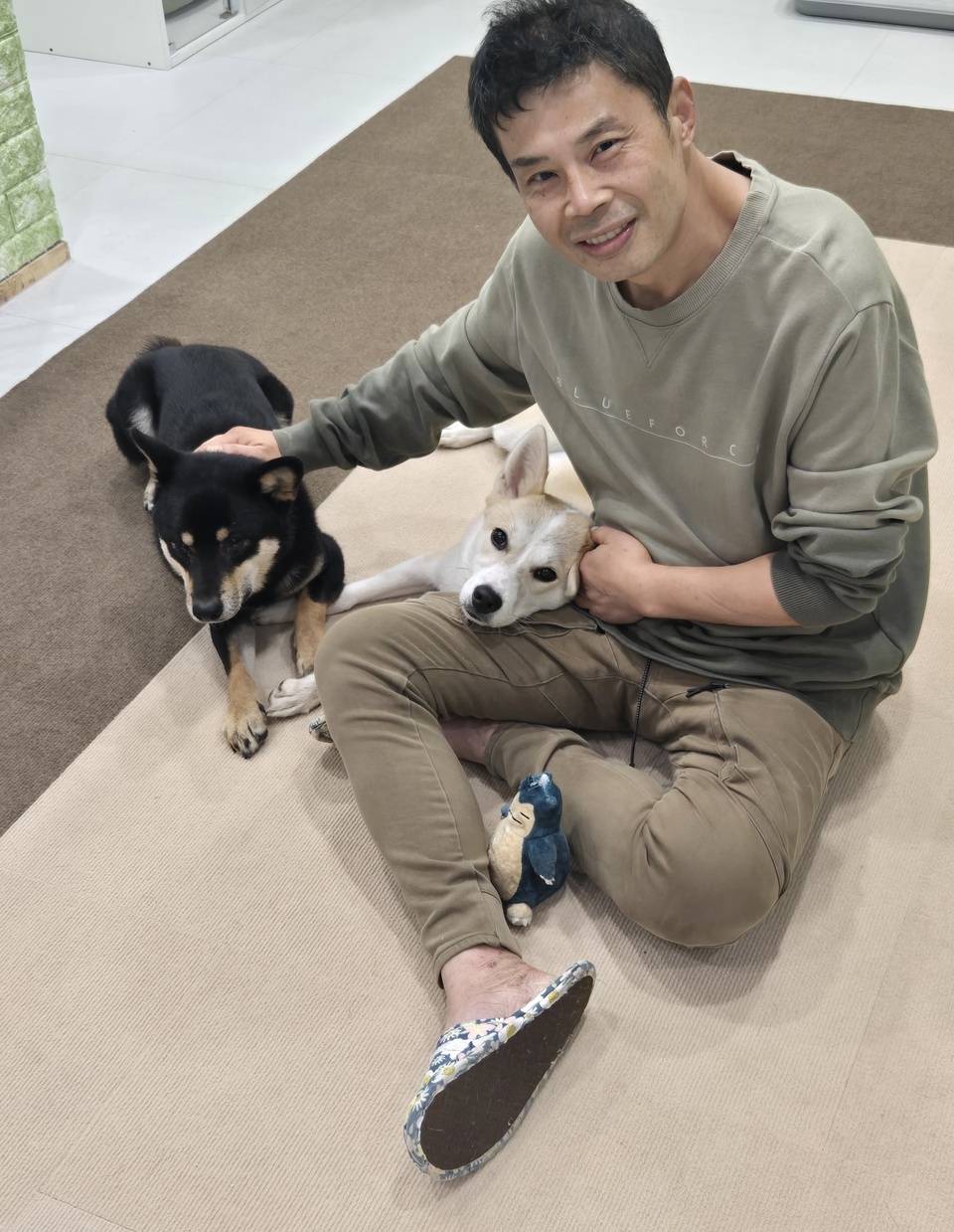 ▲ 박근원 대표가 반려견 원두, 커피와 함께 즐거운 한때를 보내고 있다. /사진제공=블루펫 애견유치원