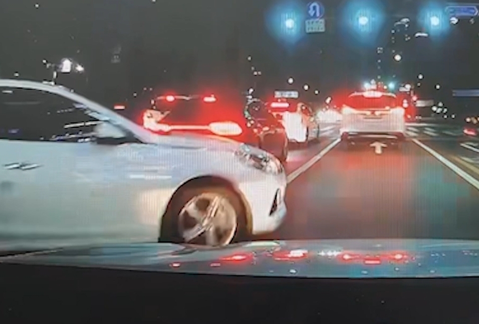 ▲ 차선을 넘어 진입한 차량을 고의로 충돌하는 순간이 블랙박스 영상에 포착됐다. /사진제공=북부경찰청