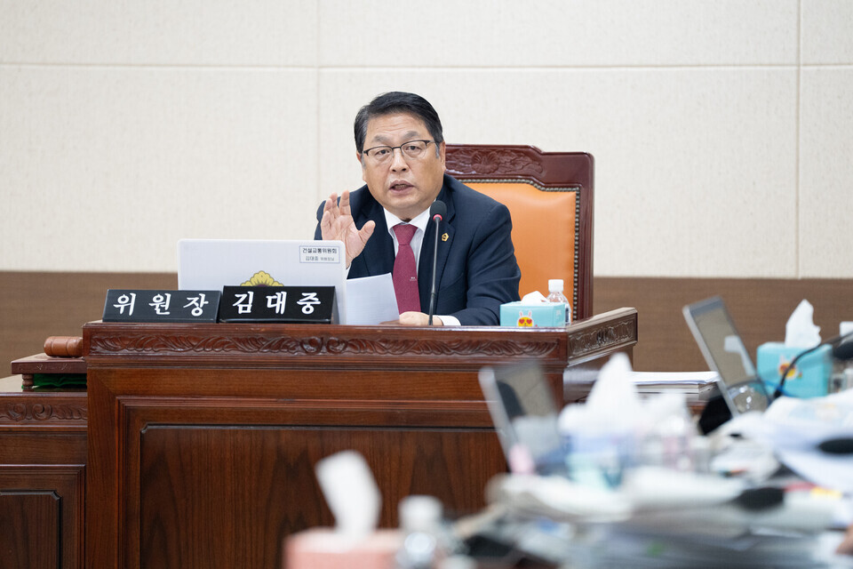 ▲ 인천시의회 건설교통위원회 김대중(국민의힘·미추홀구2) 위원장이 지방보조금 중복 지원 문제를 제기하며 강하게 질타하고 있다. /사진제공=인천시의회