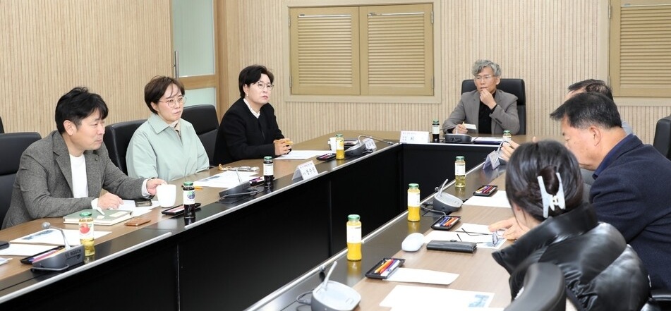 ▲ 지난 17일 오전 11시 인천 동구의회 의원세미나실에서 의원연구단체 ‘동구 상가 의무비율 개선 연구회’는 정책 간담회를 개최했다. /사진제공=인천 동구의회