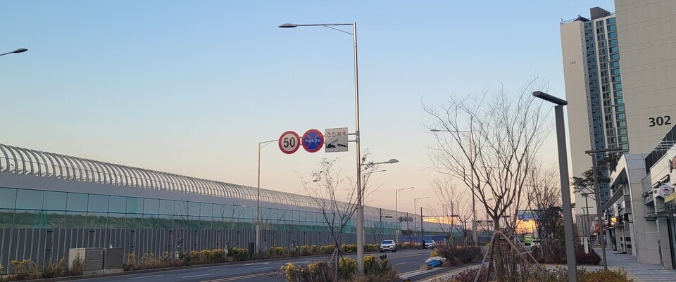 ▲ 시티오씨엘 3단지 아파트 입주자대표가 더딘 제2경인고속도로 방음터널 설치공사로 소음피해를 입고 있다며 대책위원회를 구성하기로 의결하고 1·4단지 아파트 입주자와 연대를 모색하고 있다.