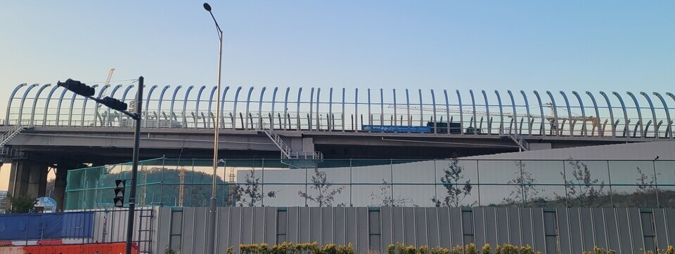 ▲ 인천시가 올해 10월 준공하기로 발표했던 제2경인고속도로 1단계 533m 구간 방음터널 설치공사가 겨울철 공사중단 기간과 물리는 바람에 멈췄다.