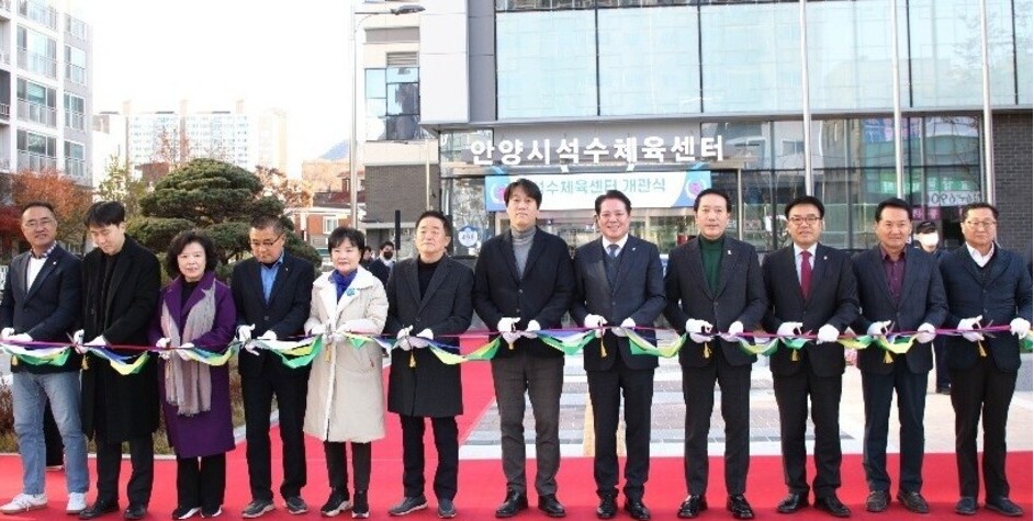 ▲ 최대호 안양시장과 강득구 국회의원, 박준모 안양시의회 의장, 박귀종 안양시체육회장 등 관계자들이 18일 석수체육센터 개관식에서 테이프를 커팅하고 있다./사진제공=안양시