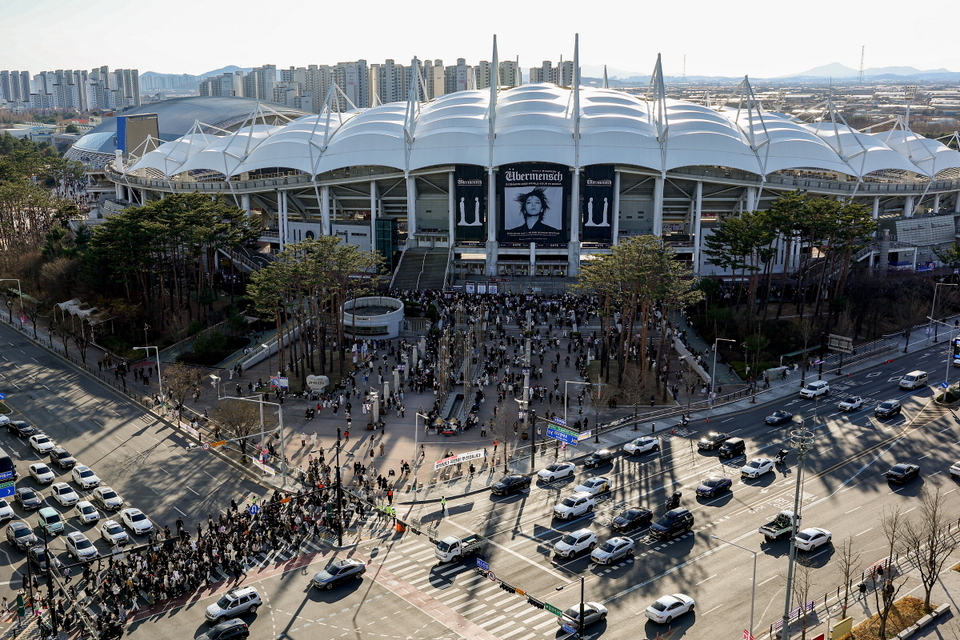 ▲ 지드래곤 솔로 투어 공연을 보기 위해 고양종합운동장을 찾은 관람객 행렬. /사진제공=고양시