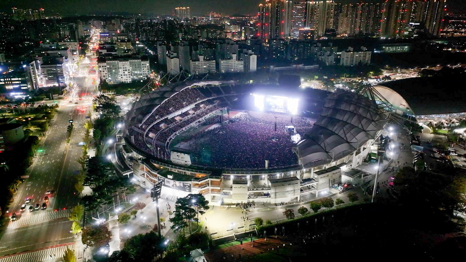 ▲ 세계 아티스트들의 공연 열기로 가득찬 고양종합운동장 /사진제공=고양시