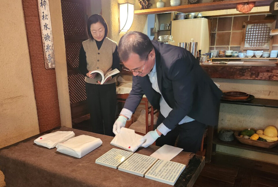 ▲ 일본에서 '홍중기 백자지석'의 유물상태를 점검하는 모습/사진제공=경기문화재단