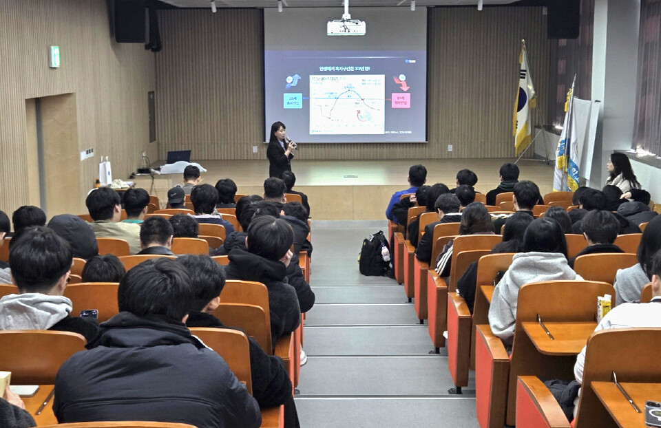▲ 고양시와 금융 기업인 ‘토스’가 경기영상과학고에서 수능을 마친 고3학년을 대상으로 ‘찾아가는 금융특강’ 교육을 하고 있다. /사진 제공=고양시