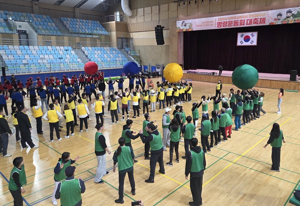 ▲ 18일 열린 남양주시체육회 창립 30주년 명랑운동회에서 회원들이 공굴리기를 하고 있다.