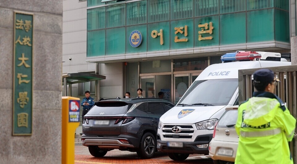 ▲ 지난 10월13일 인천 서구 대인고등학교에 칼부림과 폭발물 설치를 예고한 협박 글이 올라온 가운데 경찰관들이 현장을 통제하고 있다. /이재민 기자 leejm@incheoilbo.com