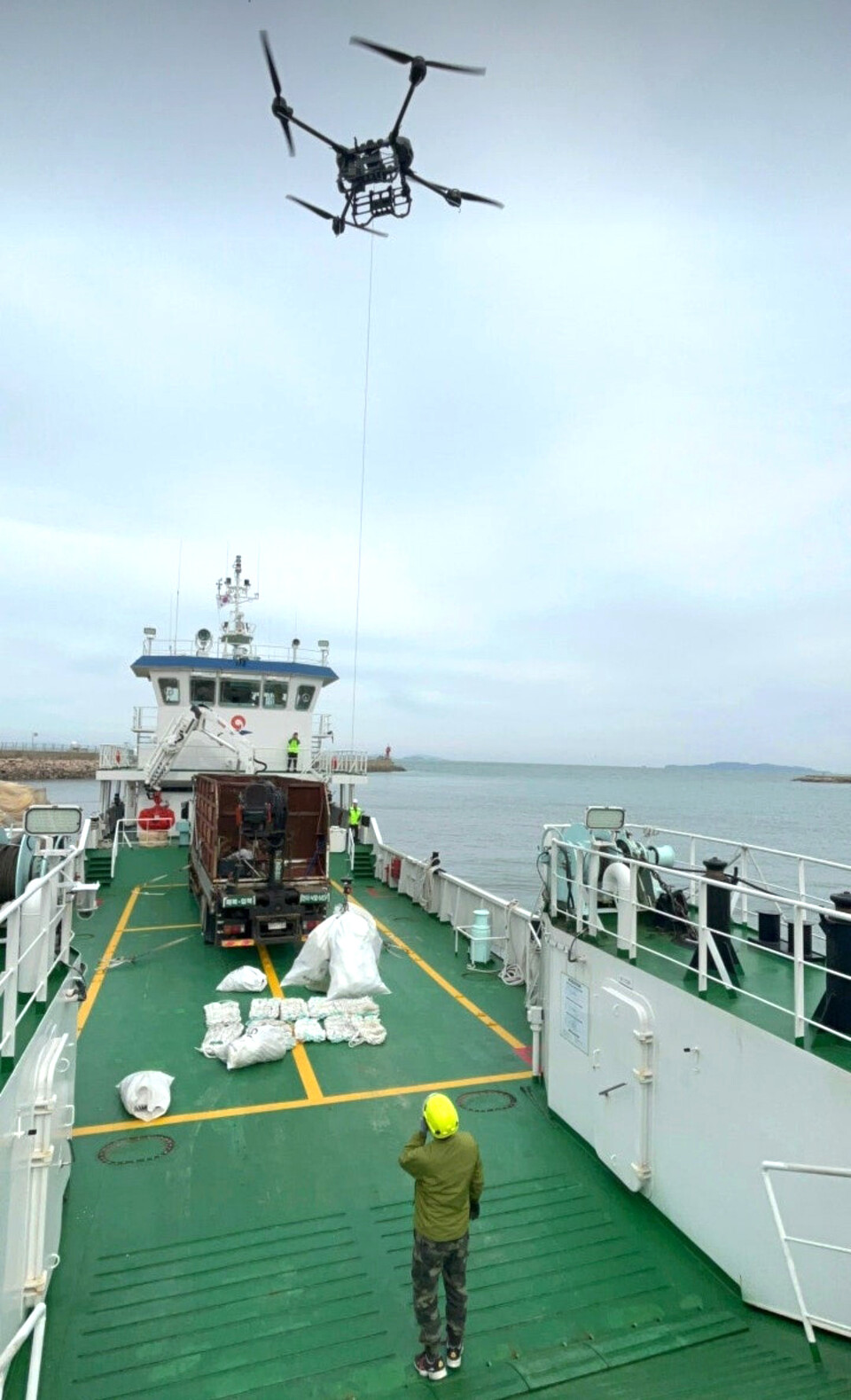 ▲ 지난달 인천 옹진군 덕적도에서 드론이 해양쓰레기를 운반하고 있다. /사진제공=인천시