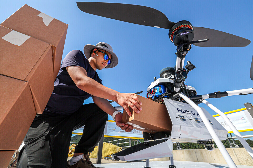 ▲ 국토교통부 ‘드론 실증도시 구축사업’으로 인천시 옹진군 소야도에서 드론을 활용해 물품이 배송되고 있다. /인천일보DB