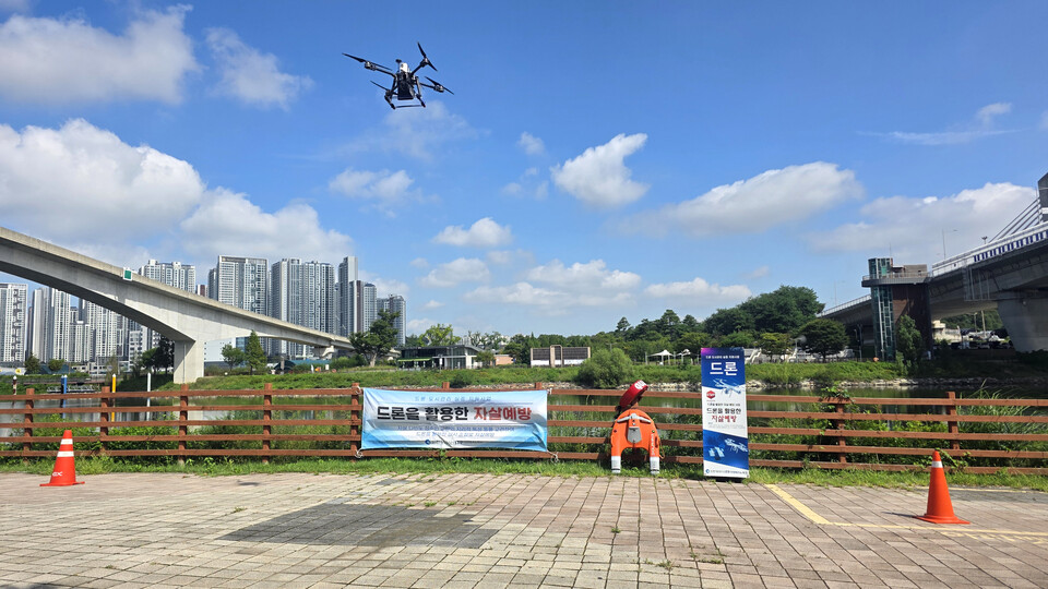 ▲ 인천시 ‘드론 도시관리 실증 지원사업’ 일환으로 서구 경인아라뱃길 시천교에서 드론 상시 순찰이 진행되고 있다. /사진제공=인천시
