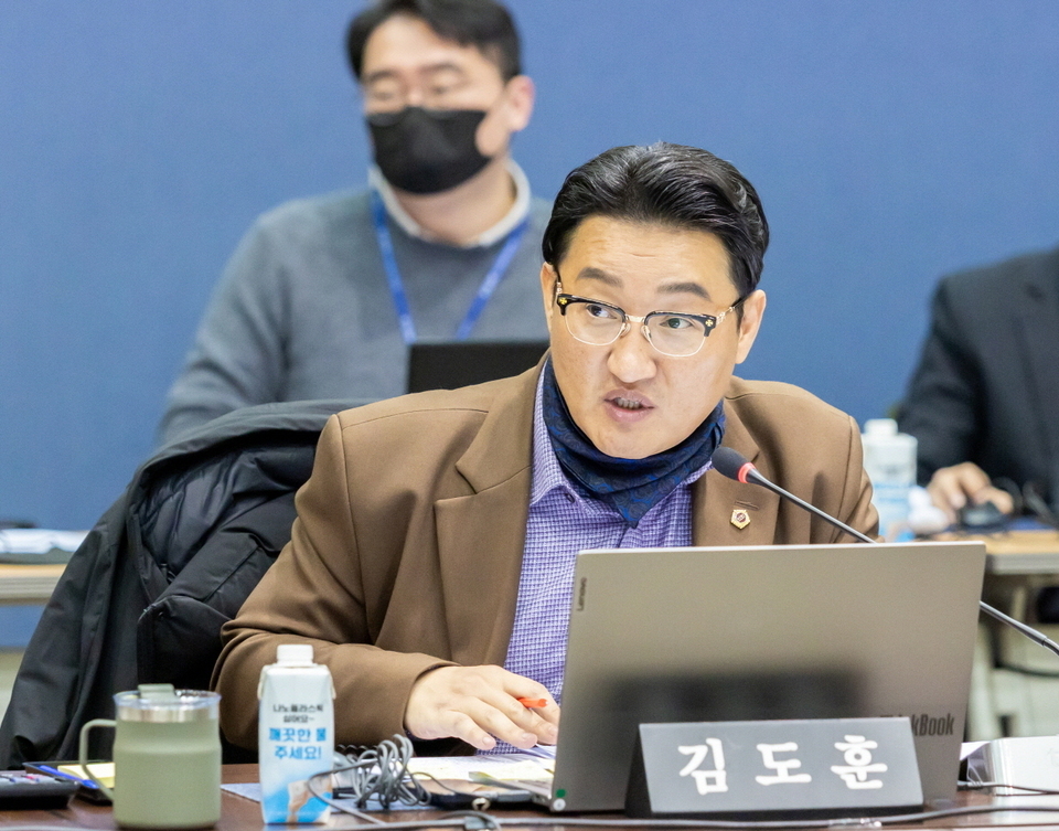 ▲ 경기도의회 문화체육관광위원회 김도훈(국힘·비례) 의원은 18일 열린 문화체육관광위원회 행정사무감사(종합감사)에서 수원북중SBC와의 협약에 대한 중도해지를 이야기하며 “학생들의 꿈을 짓밟는 폭거”라고 규정했다. /사진제공=경기도의회