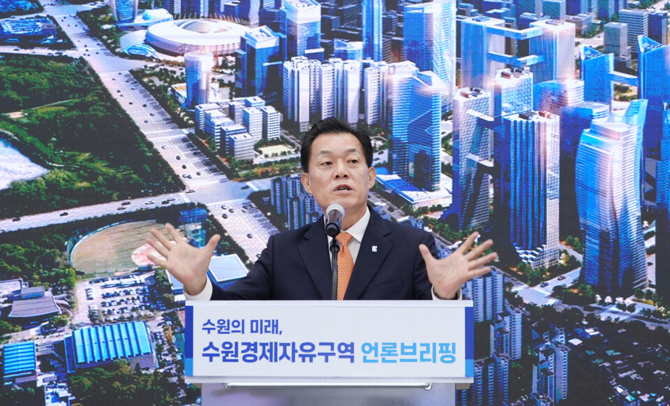 ▲이재준 수원특례시장이 지난 6월 수원 경제자유구역 언론브리핑을 열고 지정을 위해 노력하겠다고 설명하고 있다. / 사진제공=수원특례시