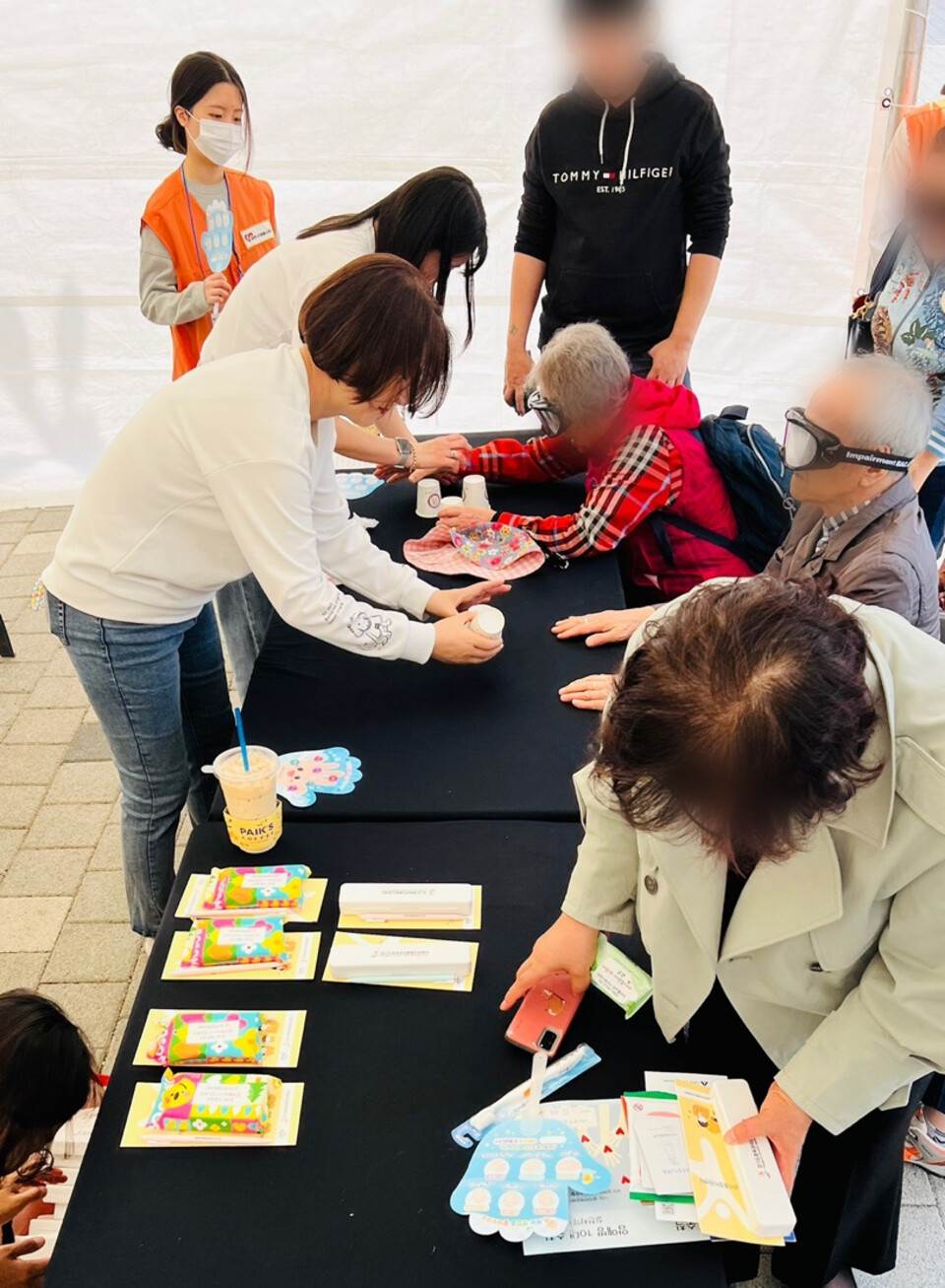 ▲ 경기도가 수도권 유일하게 운영하고 있는 중독관리통합지원센터가 2024년 과천시 보건의 날 행사에서 시민들과 예방 활동을 벌이는 모습. /사진제공=센터