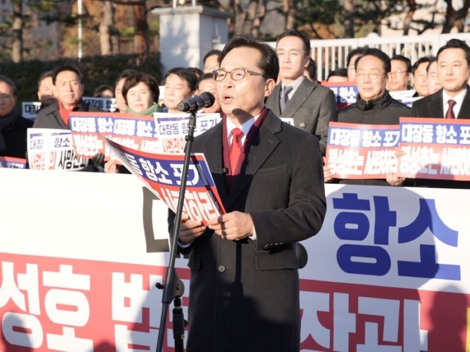 ▲ 국민의힘 윤용근 성남시 중원구당협위원장은 18일 당이 정부과천청사 법무부 앞에서 연 ‘검찰의 대장동 사건 항소 포기’ 규탄 기자회견에서 정성호 법무부 장관의 즉각 사퇴를 촉구하고 있다. 윤 위원장은 “2025년 11월 7일 밤, 정성호 장관이 한 짓은 대한민국 검찰 역사상 가장 치욕적인 모욕 사건으로 기록될 것”이라고 규탄했다. 또한 “대장동 개발 비리 사건은 당시 성남시의 수뇌부였던 이재명과 김만배 일당이 협작해 만든 7800억짜리 희대의 배임 범죄 사건으로, 성남 시민과 함께 끝까지 진실을 밝히겠다”라고 강조했다. /성남=김규식 기자 kgs@incheonilbo.com /사진제공=국민의힘 성남중원당원협의회