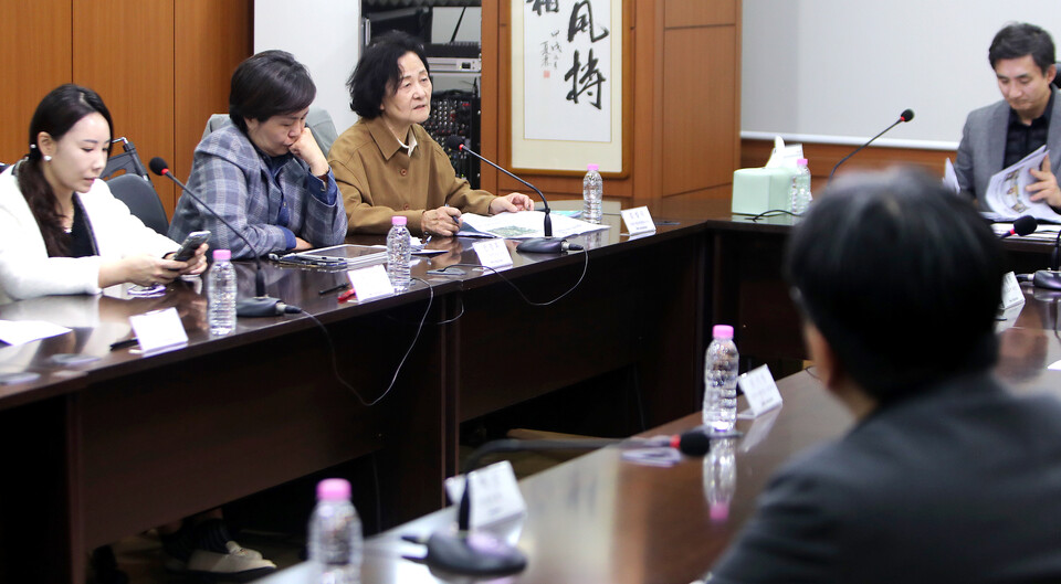 ▲ 지난 17일 인천일보 회의실에서 열린 '시민편집위원회'에 참석한 시민편집위원들이 기사에 관한 논의를 하고 있다. /박준엽 수습기자 jun010209@incheonilbo.com