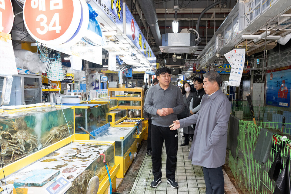 ▲ 최근 인천 남동구 소래포구 어시장에서 정해권 인천시의회 의장이 겨울철 화재에 취약한 어시장 내 안전 관리 현황을 점검하고 있는 모습. /사진제공=인천시의회