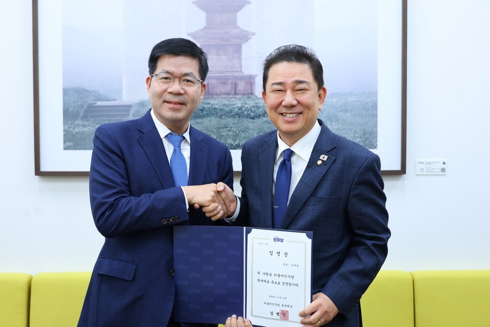 ▲ 공재광 전 평택시장(왼쪽)이 김병기 더불어민주당 원내대표 특보 임명장을 받고 기념촬영을 하고 있다. /사진제공=공재광 전 평택시장