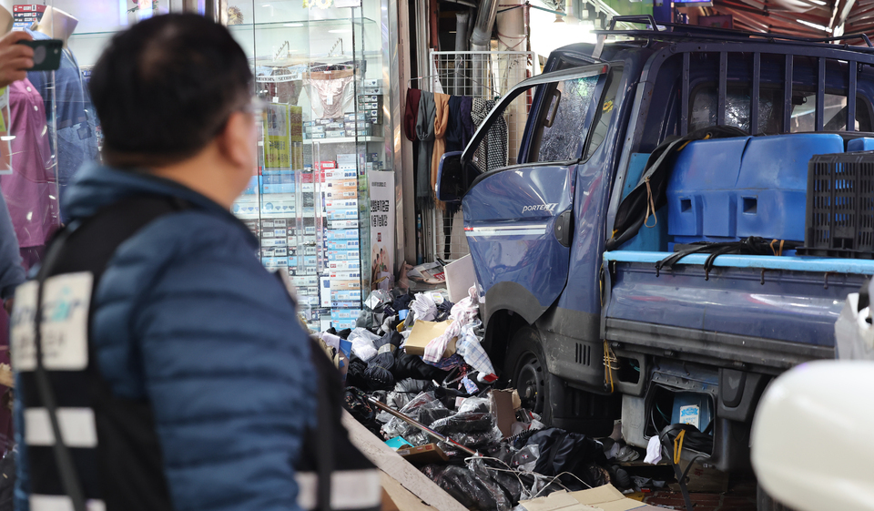 ▲ 지난 13일 부천시 오정구 제일시장에 1t 트럭이 돌진해 4명이 숨지고 17명이 다쳤다./이재민 기자 leejm@incheonilbo.com