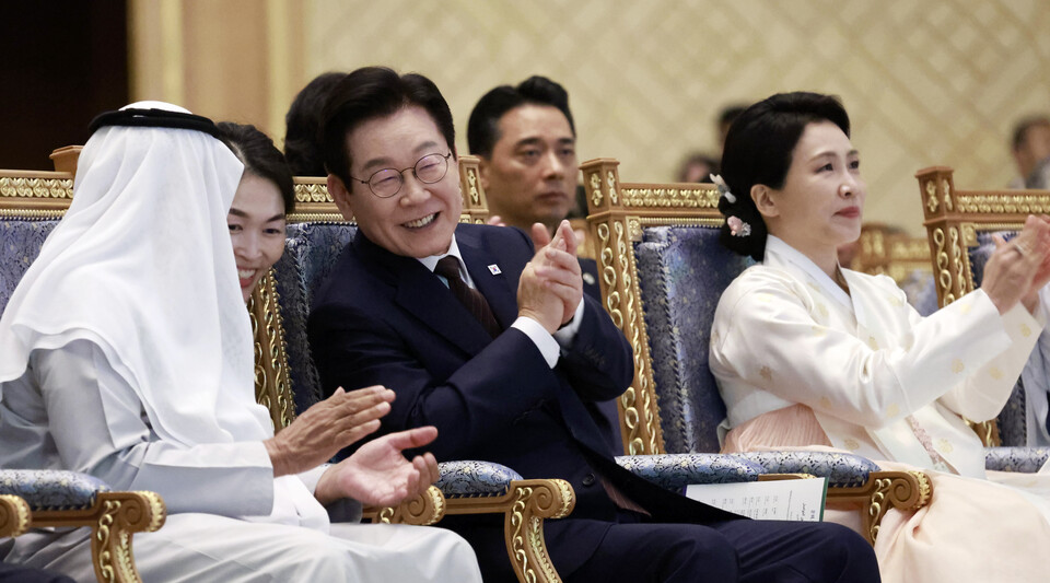 ▲ 아랍에미리트(UAE)를 국빈 방문 중인 이재명 대통령이 18일(현지시간) 아부다비 대통령궁에서 열린 한-UAE 문화교류 행사에서 나얀 빈 무바라크 알 나흐얀 UAE 관용공존부 장관과 대화하고 있다. 오른쪽은 김혜경 여사. /연합뉴스
