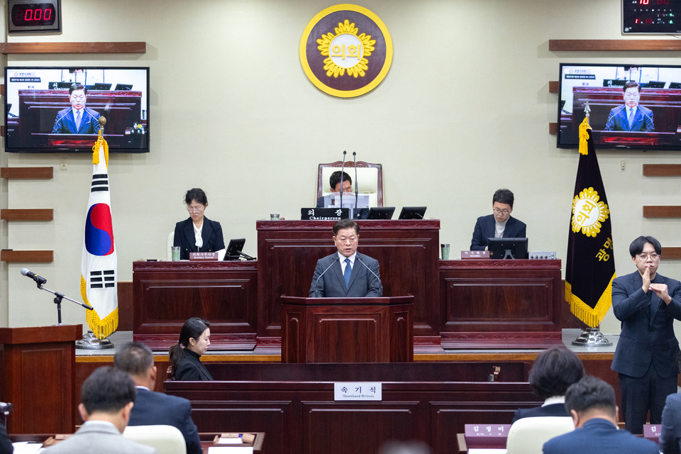 ▲ 19일 광명시의회 본회의장에서 진행된 제297회 광명시의회 제2차 정례회 제1차 본회의에 참석한 박승원 광명시장이 시정 연설을 하고 있다. /사진제공=광명시