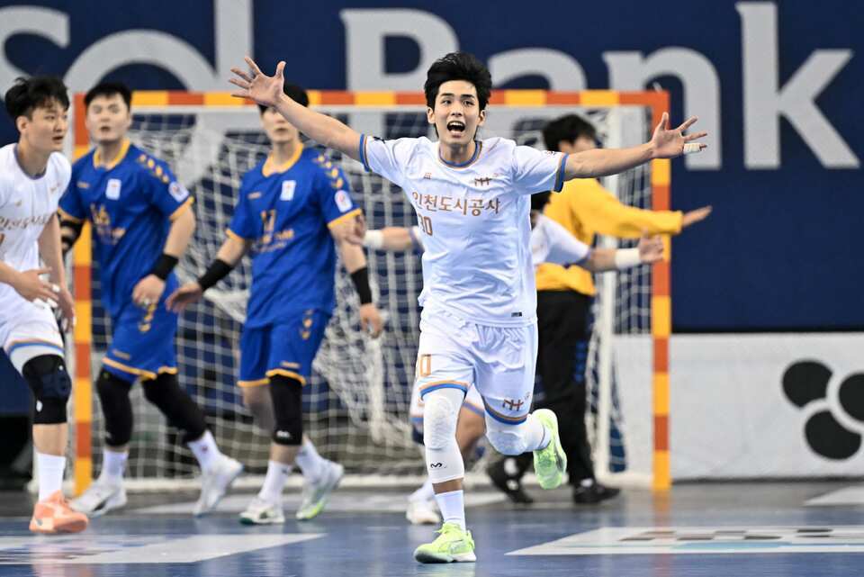 ▲ 신한 SOL Bank 25-26 핸드볼 H리그 개막전에서 득점 후 환호하는 인천도시공사 이요셉. 사진제공=한국핸드볼연